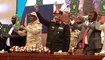 البرهان (الى اليمين) ودقلو (الى اليسار) يرفعان وثائق إلى جانب قادة مدنيين بعد توقيع اتفاق سياسي أولي في الخرطوم (5 ك1 2022ـ أ ف ب). 