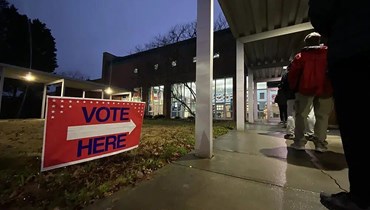 ناخبون في إحدى ضواحي أتلانتا انتظروا بالصف في أحد مراكز الاقتراع في جونز كريك قبل افتتاح صناديق الاقتراع (6 ك1 2022، أ ب). 