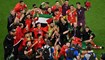 المنتخب المغربي يحتفل بالفوز على إسبانيا برفع العلم الفلسطيني (أ ف ب).