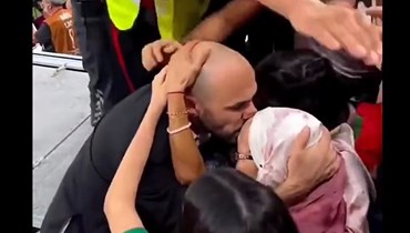 مدرب المنتخب المغربي يقبّل رأس والدته.