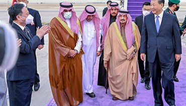 أمير منطقة الرياض الأمير فيصل بن بندر آل سعود مستقبلاً الرئيس الصيني شي جين بينغ  في مطار الملك خالد الدولي بالرّياض (أ ف ب).