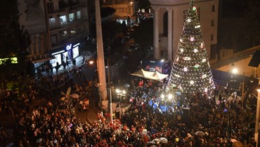 إضاءة شجرة الميلاد في ساحة ساسين مساء أمس (حسام شبارو).