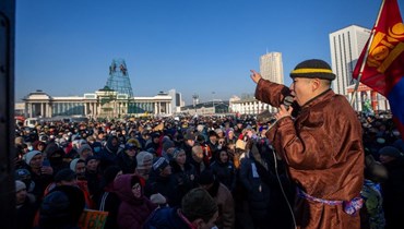 اشخاص تجمعوا في ميدان سوخباتار بأولان باتور، عاصمة منغوليا، للاحتجاج على الفساد في صناعة الفحم (8 ك1 2022، ا ف ب). 