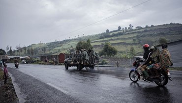 سيارة تابعة للقوات المسلحة الكونغولية تسير على طريق يؤدي إلى خط المواجهة في غوما (5 ك1 2022، أ ف ب). 