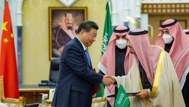 الملك السعودي سلمان بن عبد العزيز يتبادل وثائق الاتفاقية مع الرئيس الصيني شي (إلى اليسار) في العاصمة الرياض (8 ك1 2022، أ ف ب). 