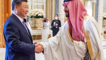ولي العهد السعودي محمد بن سلمان والرئيس الصيني في الرياض (أ ف ب).