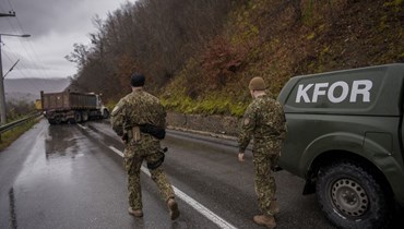 جنود الناتو من مهمة "كفور" انتشروا عند حاجز على طريق أقامه الصرب قرب بلدة زوبين بوتوك في كوسوفو (11 ك1 2022، أ ف ب). 