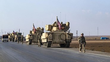 جنود أميركيون يقومون بدورية في ريف الرميلان بمحافظة الحسكة شمال شرق سوريا (4 ك1 2022، ا ف ب). 