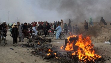 سكان تجمعوا بعدما أطلق عناصر طالبان قذائف هاون على بلدة شامان الحدودية الباكستانية (11 ك1 2022، أ ف ب). 