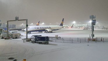الثلوج تغطي مطارات في لندن.