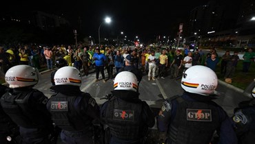 أنصار الرئيس جاير بولسونارو يواجهون الشرطة العسكرية (أ ف ب).