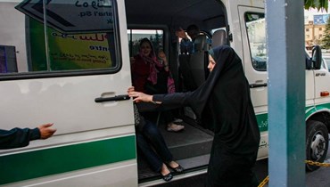 سيدة تستخدم النقل العام في إيران (أ ف ب).