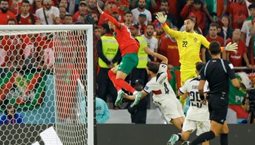 النصيري (الى اليسار) يسدد برأسه الكرة ليسجل الهدف الأول لفريقه في مباراة ربع نهائي كأس العالم قطر 2022 بين المغرب والبرتغال على ملعب الثمامة بالدوحة (10 ك1 2022، ا ف ب). 