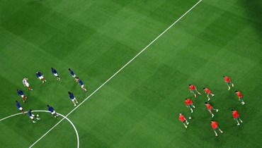 المنتخب الفرنسي ونظيره المغربي قُبيل مباراة نصف نهائي كأس العالم 2022(أ ف ب).