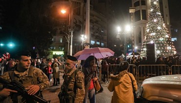 انتشار الجيش أثناء إضاءة شجرة عيد الميلاد في ساحة ساسين في منطقة الأشرفية (أ ف ب).