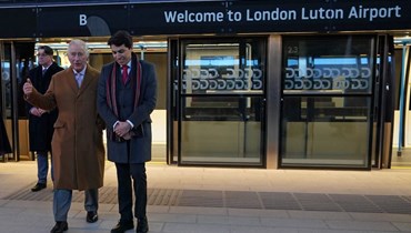 الملك البريطاني تشارلز الثالث في مطار "لوتن" في لندن (أ ف ب).