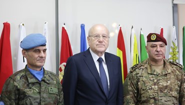 رئيس حكومة تصريف الأعمال نجيب ميقاتي وقائد الجيش جوزاف عون في الناقورة.