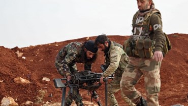 مقاتلون أكراد على الحدود السورية التركية (أ ف ب).