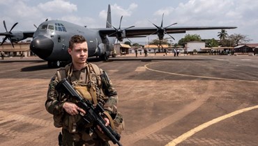 جنود فرنسيون يؤمنون الحراسة خلال الاستعداد لمغادرة بانغي (15 ك1 2022، أ ف ب).