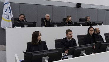 القاضية فيلت-فوليا (الثانية في الصف العلوي) تستعد لتلاوة الحكم على مصطفى في لاهاي (16 ك1 2022ـ أ ف ب). 