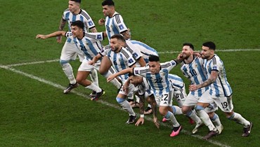 المنتخب الأرجنتيني عقب فوزه بالمباراة النهائيّة لمونديال قطر 2022 على فرنسا (أ ف ب).