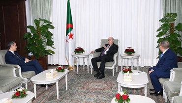 تبون مستقبلا دارمانان في الجزائر (18 ك1 2022، رئاسة الجمهورية الجزائرية).
