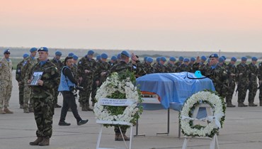 مراسم وداع الجندي الإيرلندي الذي قتل في العاقبية في مطار بيروت (نبيل اسماعيل).