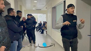  تجمّع عائلة عبداللّه في المستشفى الإسلامي في طرابلس. (حسام شبارو)