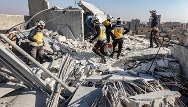 فرق إنقاذ سورية تتفقد الأضرار في موقع غارة مزعومة بطائرة مسيرة للتحالف بقيادة الولايات المتحدة في مدينة الباب بمحافظة حلب شمال سوريا (20 ك1 2022، أ ف ب). 