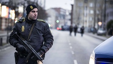 صورة ارشفية- شرطي يقف في شارع بجوار محطة قطار نوريبرو في كوبنهاغن في 15 شباط 2015، في أعقاب هجومين مميتين في العاصمة الدنماركية (أ ف ب). 