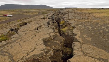 تصدعات في الأرض إثر زلزال كاليفورنيا (أ ف ب).