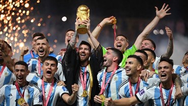 احتفال المنتخب الأرجنتيني بالفوز بكأس العالم في مونديال قطر 2022 (أ ف ب).