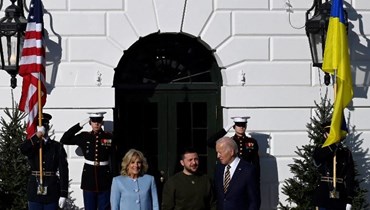  الرئيس الأميركي جو بايدن والأميركية الأولى جيل بايدن مع الرئيس الأوكراني فولوديمير زيلينسكي في حديقة البيت الأبيض (أ ف ب).