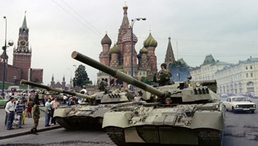 دبابات روسية أمام الكرملين (أ ف ب).