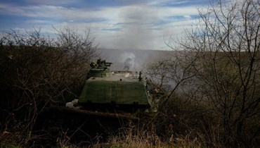 مدفع 2أس 3 أكتسيا يطلق النار باتجاه مواقع روسية من حقل قريب من خط المواجهة شرق أوكرانيا (30 ت2 2022، أ ف ب).
