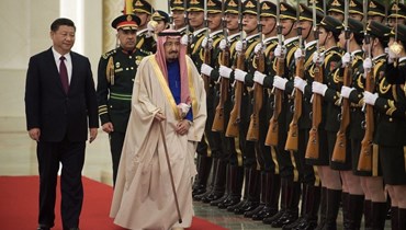 الملك سلمان يستقبل الرئيس الصيني في جدة (أ ف ب).