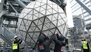 بلّورات "هبة الحب" تزيّن كرة ليلة رأس السنة في تايمس سكوير (أ ف ب).