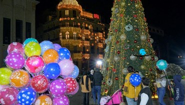 شجرة الميلاد في ساحة الشهداء (تعبيرية- نبيل اسماعيل).