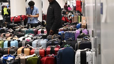 حقائب مكدّسة في المطارات الأميركية (أ ف ب).