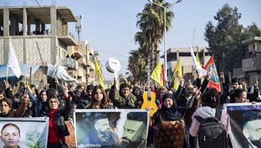 أكراد سوريون يرفعون صورًا لثلاث ضحايا خلال احتجاج في الحسكة شمال شرق سوريا، على هجوم استهدف اكرادا في باريس (25 ك1 2022، أ ف ب). 