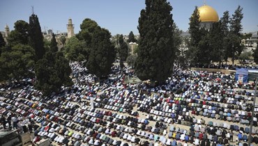 صورة ارشيفية- مسلمون يشاركون في صلاة الجمعة الأخيرة من شهر رمضان في مسجد قبة الصخرة في مجمع المسجد الأقصى بالبلدة القديمة بالقدس (7 ايار 2021، أ ب). 