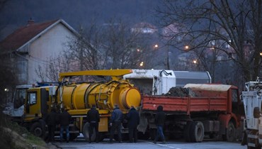ابعاد شاحنات بعدما وضعها صرب عرقيون كحاجز على الطريق في قرية روداري قرب زفيكان (29 ك1 2022، أ ف ب). 