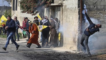 متظاهرون فلسطينيون يواجهون القوات الإسرائيلية بعد احتجاج على مصادرة إسرائيل للأراضي الفلسطينية في قرية كفر قدوم بالضفة الغربية المحتلة (30 ك1 2022، أ ف ب). 