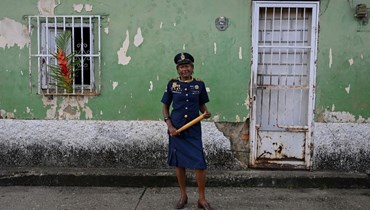 امرأة ترتدي زي شرطة خلال الاحتفال بيوم الأبرياء المقدّس في فنزويلا (أ ف ب). 