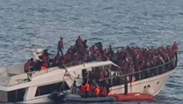 الجيش ينقذ نحو 200 مهاجر بعد غرق قارب قبالة شاطئ سلعاتا. 