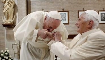 البابا فرانسيس خلال زيارة للبابا بنديكتوس السادس عشر في مقرّ إقامته في الفاتيكان (28 ت2 2020 - أ ف ب).