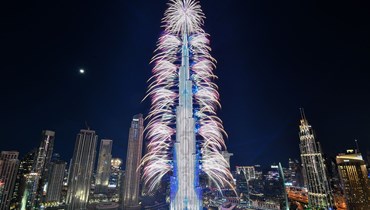 الألعاب النارية تُضيء برج خليفة في دبي (31 ك1 2022 - أ ف ب).