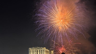 ألعاب نارية تنفجر فوق الأكروبوليس في أثينا خلال احتفالات العام الجديد (1 ك2 2023، أ ف ب). 