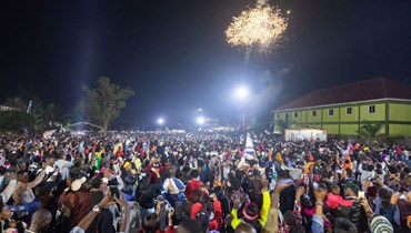 ألعاب نارية تضيء السماء خلال الاحتفال بالعام الجديد عند كاتدرائية مركز المعجزة في كمبالا بأوغندا (1 ك2 2023/ أ ف ب). 