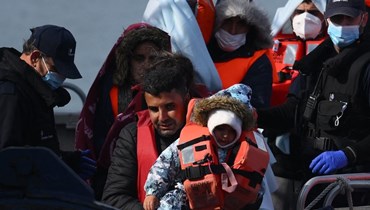 صورة ارشيفية- مهاجرون تم انقاذهم خلال محاولتهم عبور القنال الإنكليزي، يصلون الى ميناء دوفر على الساحل الجنوبي الشرقي لإنكلترا (3 أيار 2022/ أ ف ب).